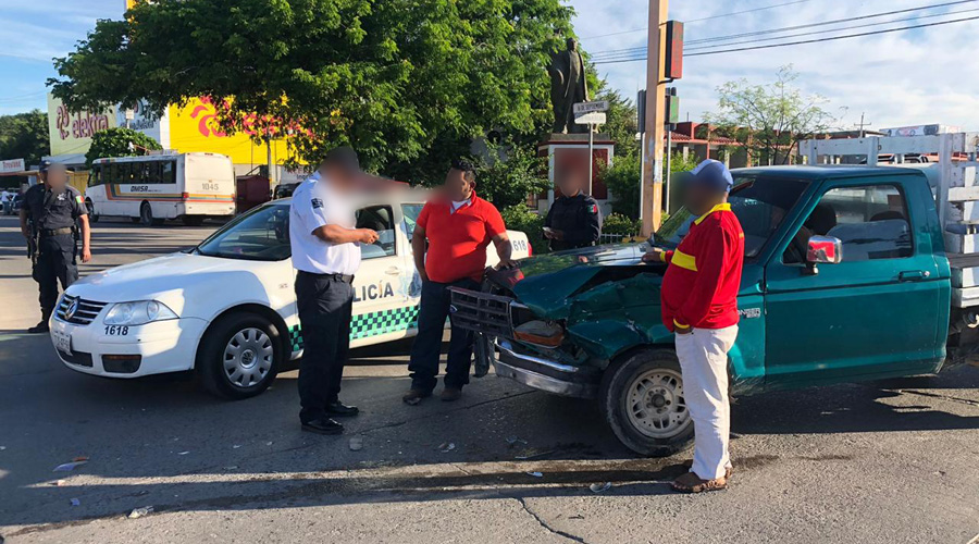 Se pasa el semáforo y embiste una camioneta | El Imparcial de Oaxaca