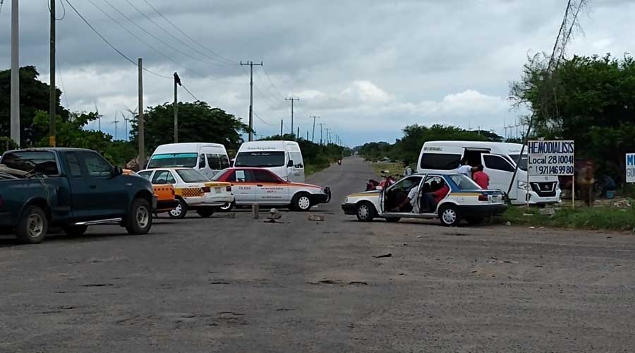 Transportistas bloquean las carreteras de acceso en Unión Hidalgo