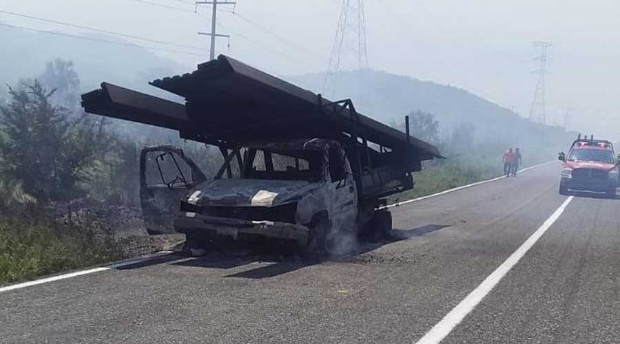 Arde en llamas una camioneta en la carretera 190