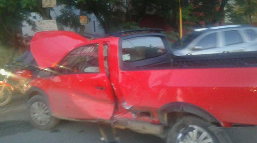 Se pasa el alto y causa un violento accidente