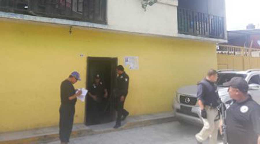 Aseguran a tres personas, armas y drogas en cuatro cateos en Putla de Guerrero
