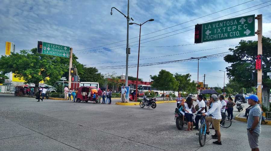 Con marchas y bloqueos, exigen reconstrucción de aulas en Juchitán