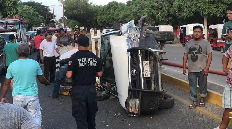 Ebrio choca su unidad contra poste y vuelca en Juchitán