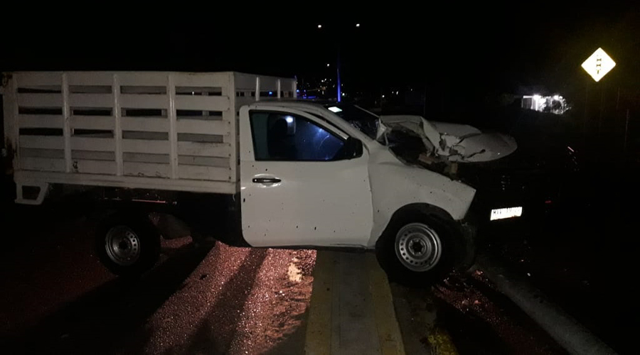 Chocan contra luminaria y abandonan camioneta en carretera Salina Cruz-Tehuantepec