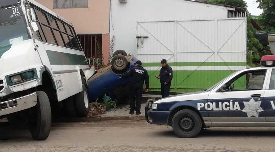 ¡Fatal volcadura! en carretera federal Oaxaca-Puerto Ángel