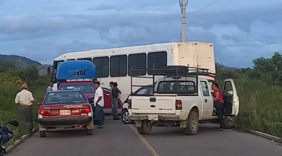 Transportistas bloquean las carreteras de acceso en Unión Hidalgo