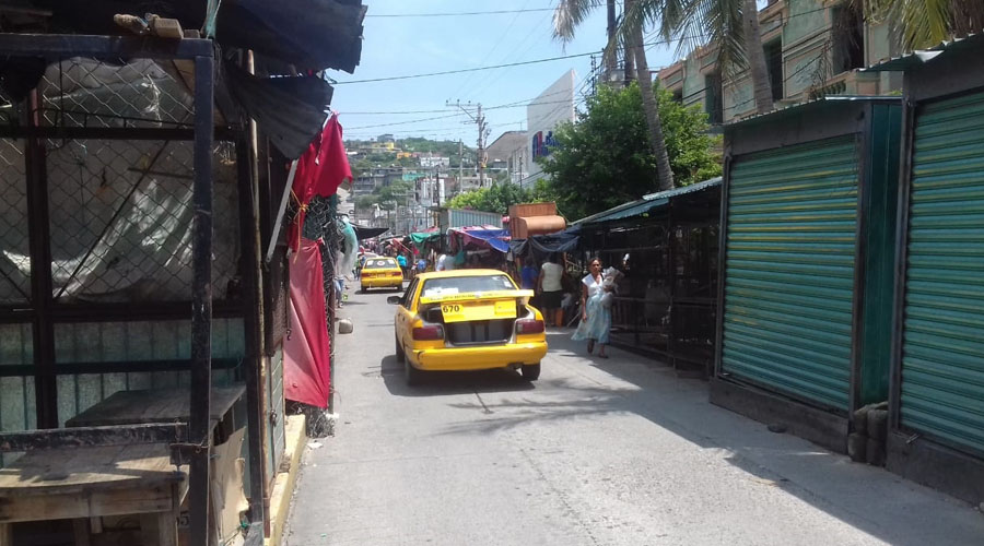 La vía pública, rehén de comerciantes en Salina Cruz | El Imparcial de Oaxaca
