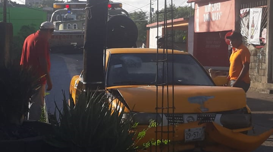 Abandonan un taxi siniestrado | El Imparcial de Oaxaca