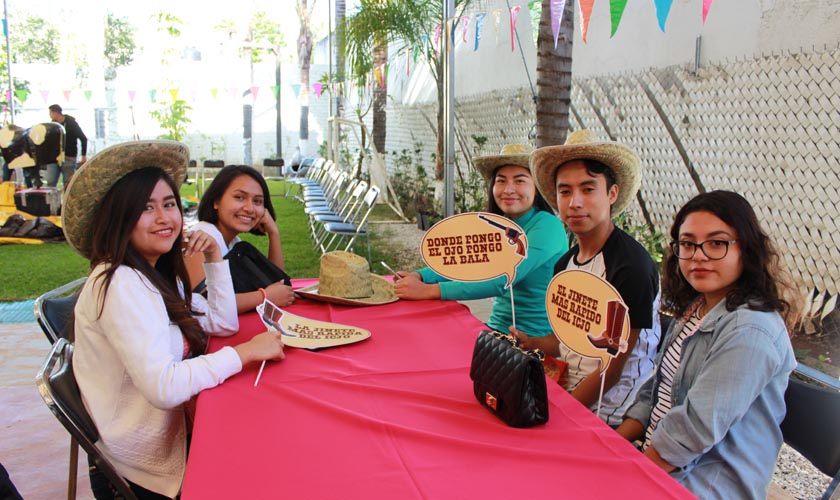 Alumnos del Instituto de Ciencias Jurídicas de Oaxaca festejaron el aniversario de la institución