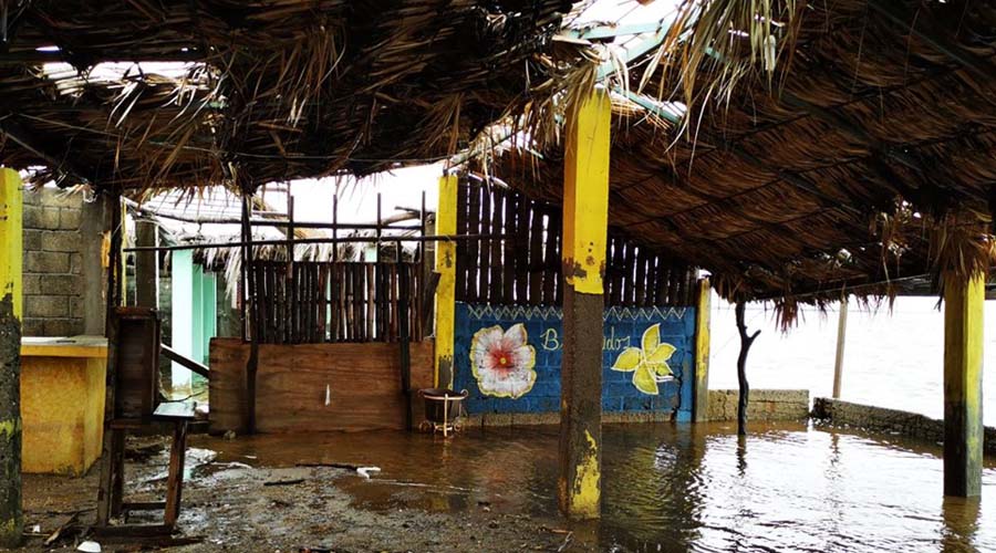 Se inundan palapas en Playa Vicente | El Imparcial de Oaxaca