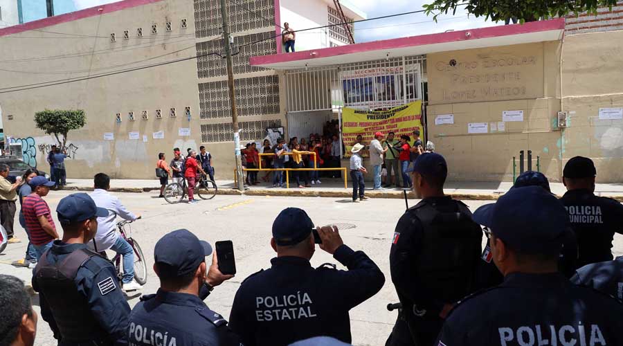 Pelean por reubicación de escuela Presidente López Mateos en Tlacolula