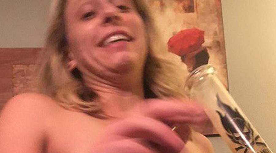 Renuncia Katie Hill, congresista demócrata, tras fotos desnuda y tatuaje nazi