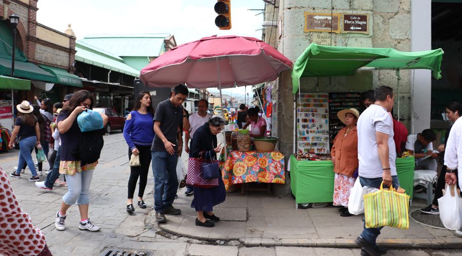 Continúa el comercio en la vía pública alrededor del zócalo y Alameda de León | El Imparcial de Oaxaca