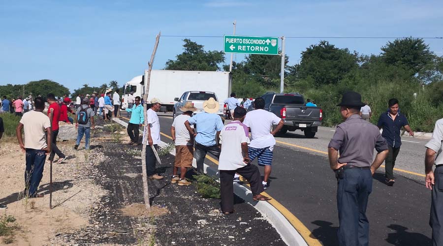 Comuneros de Tilzapote bloquean carretera 200