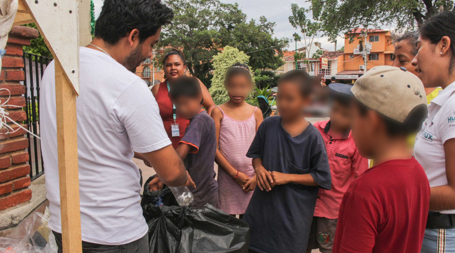 Niños y jóvenes desplastifican Huatulco