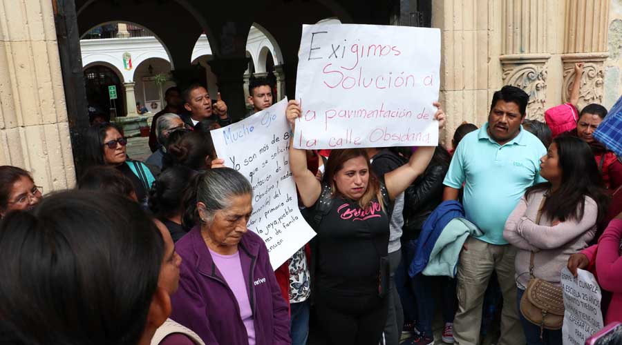 Con protesta, padres de familia piden pavimentación de calle en La Joya
