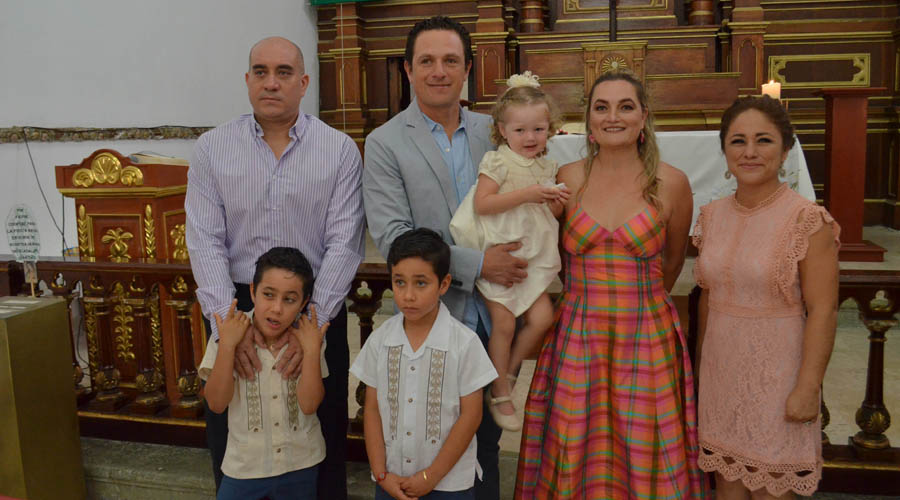 Los pequeños Mia Alessandra, Gunther e Iker,fueron llevados a la pila bautismal de la Capilla de Belem