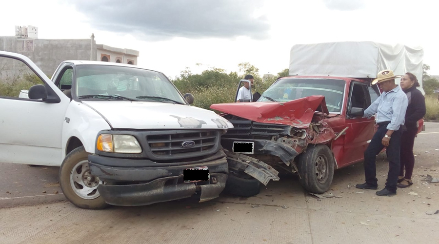 Conductores de camionetas protagonizan fuerte accidente