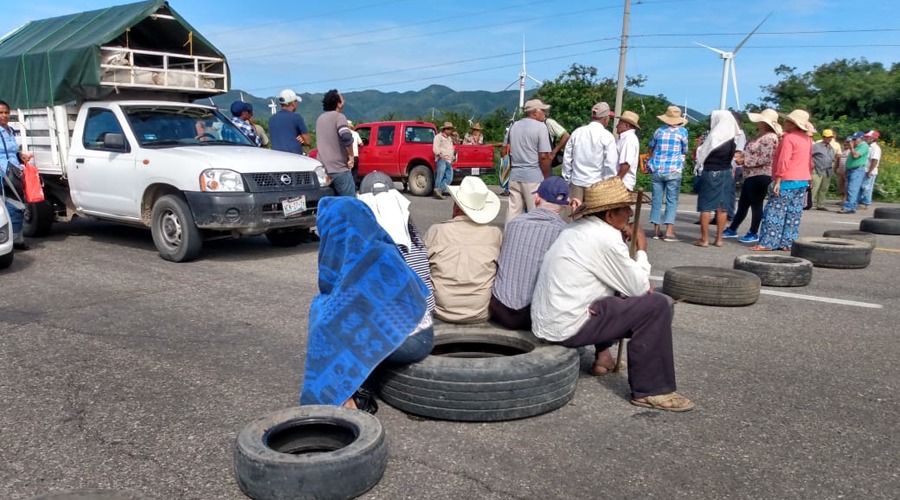 Campesinos bloquean carretera en La Venta