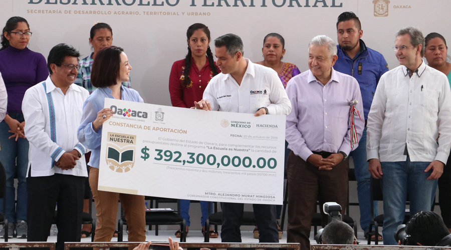 Más de dos mil millones de pesos a escuelas de Oaxaca