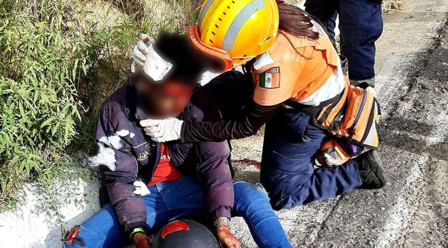 Motociclista choca contra grúa