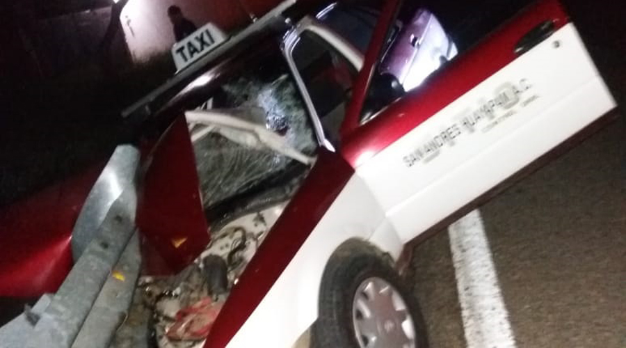 Taxi foráneo choca contra muro de contención