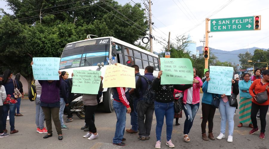 Presionan con bloqueo para que reconstruyan escuela en Ixtlahuaca | El Imparcial de Oaxaca