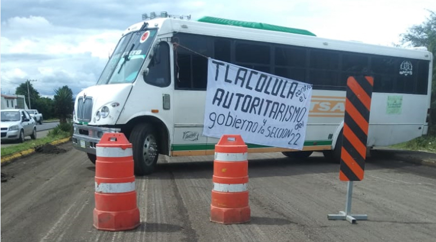 Bloquean carretera 190; exigen reubicar escuelas en Tlacolula | El Imparcial de Oaxaca
