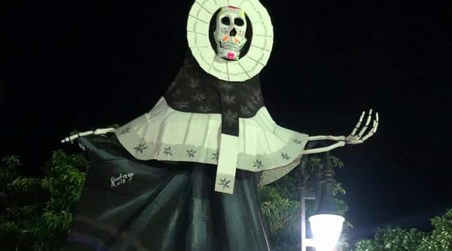 Adornan centro de Tehuantepec con catrina gigante