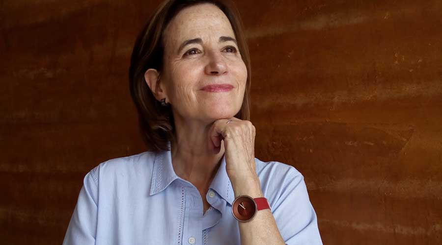 Mónica Lavín: En el arte, no creo en la paridad de género