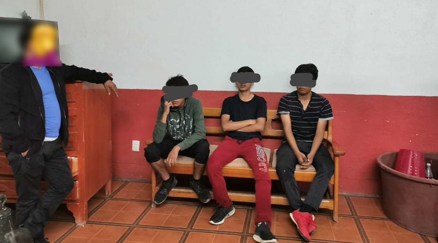 Motociclista choca contra grúa