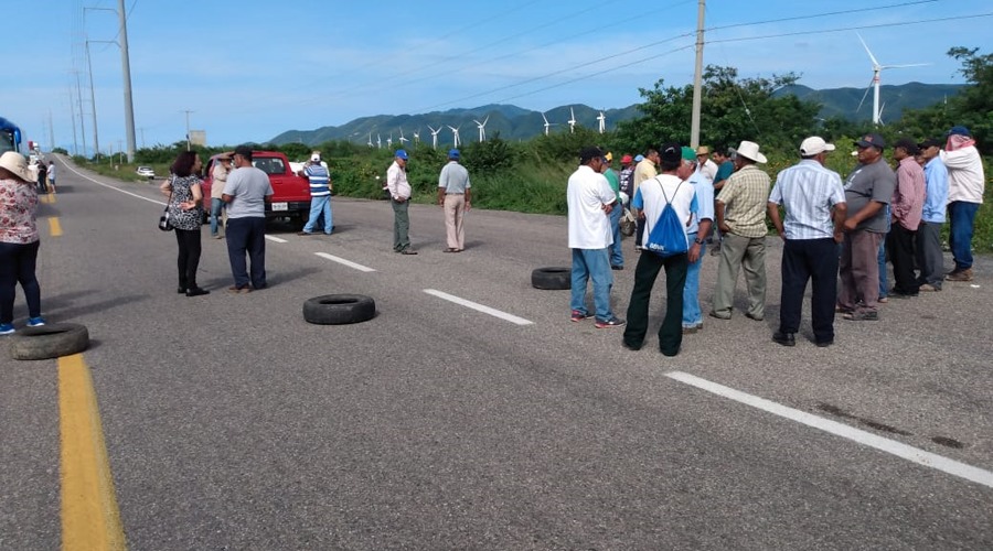 Campesinos bloquean carretera en La Venta
