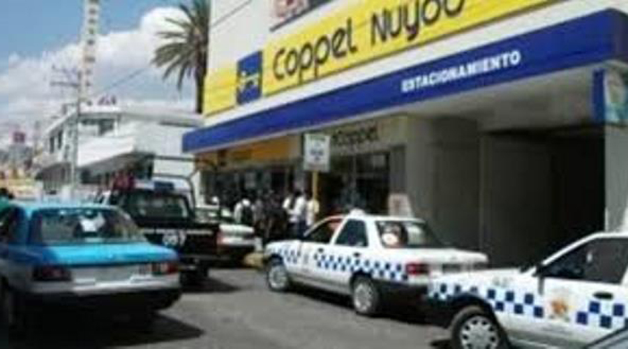Taxi foráneo choca contra muro de contención