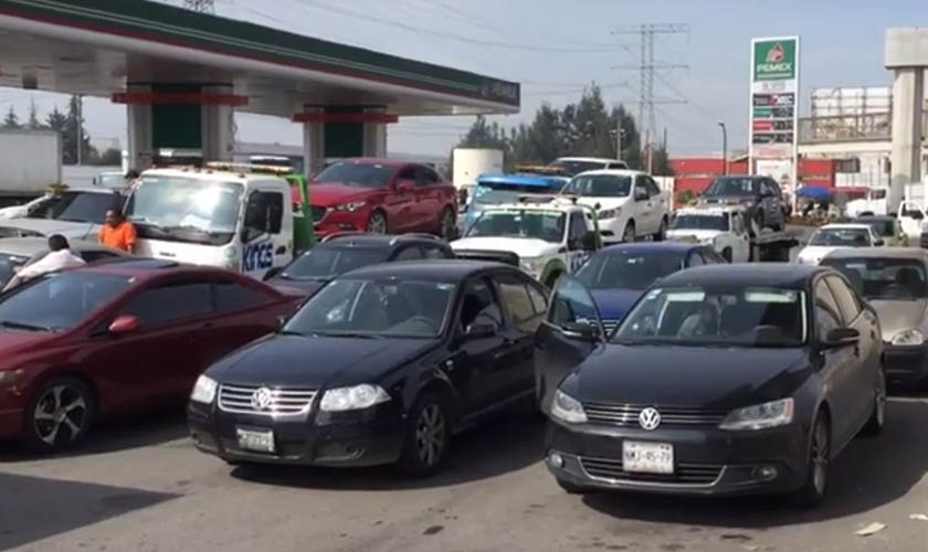 Video: Gasolinera de Edomex vende agua en lugar de combustible; más de 50 autos se descomponen | El Imparcial de Oaxaca