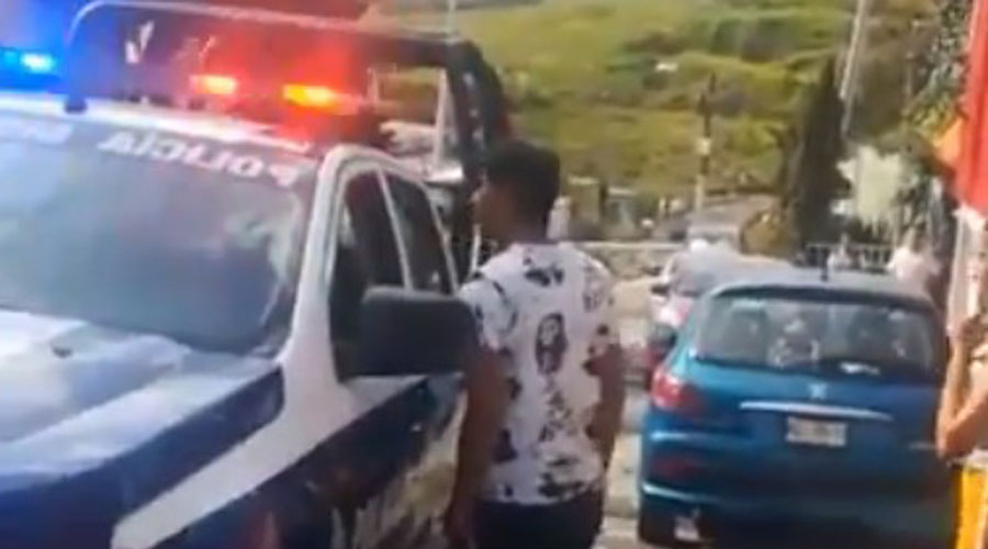 Video: ‘Usted me robó, perro’, le grita un joven a policía | El Imparcial de Oaxaca