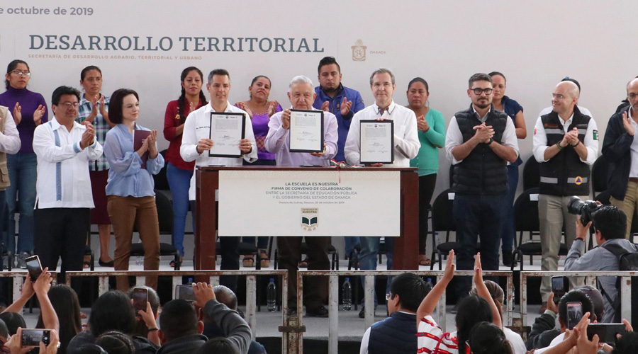 Más de dos mil millones de pesos a escuelas de Oaxaca