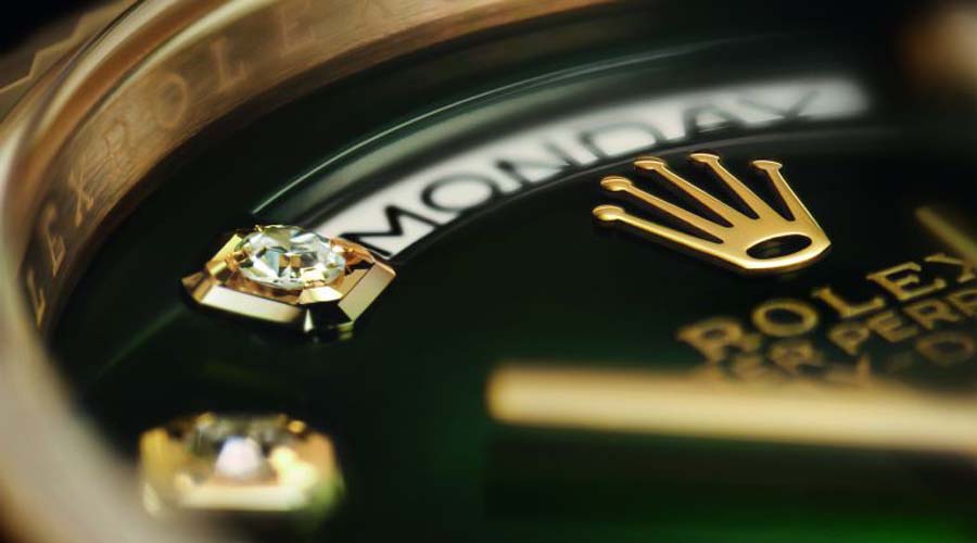 Mujer compra un sofá de segunda mano y encuentra un Rolex de 250 mil dólares
