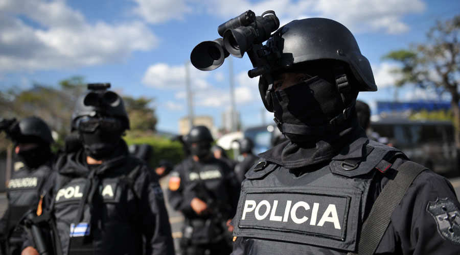 Atacan con machetes a policías; escapa un agresor