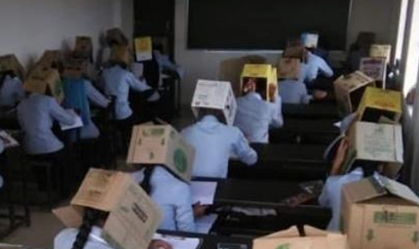Una maestra obliga a alumnos a usar cajas de cartón en la cabeza para no copiar | El Imparcial de Oaxaca
