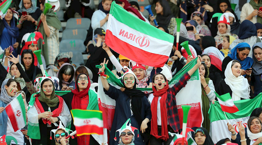 Mujeres iraníes entran a un estadio de futbol después de 40 años de prohibición | El Imparcial de Oaxaca