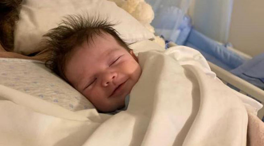 La historia de la foto de un bebé sonriendo en los brazos de su madre fallecida