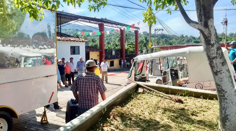 Continúa conflicto entre moto taxis y  transportistas en la costa de Oaxaca