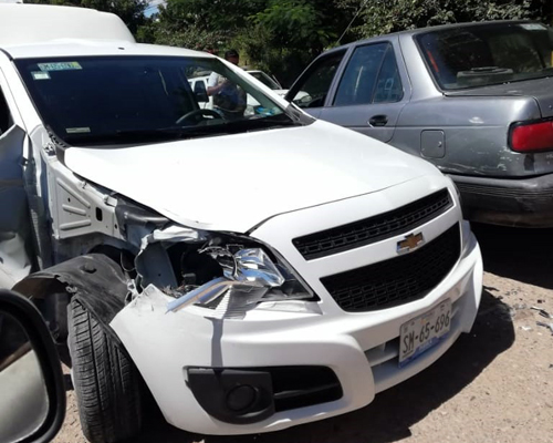 Chocan dos automóviles en Las Campanas