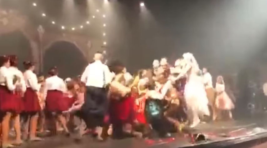 Video: Bailarines brincan sobre el escenario de un teatro y lo derriban | El Imparcial de Oaxaca