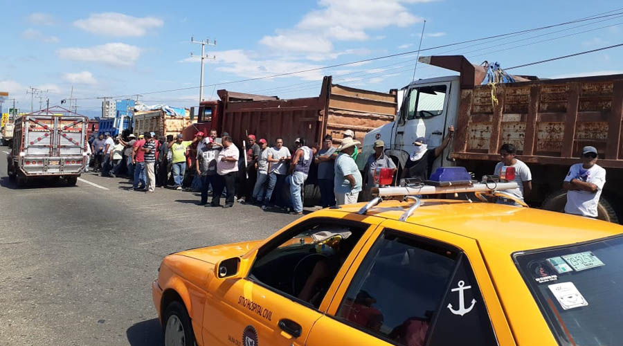 Sindicatos de transportistas se disputan obra de Plaza Comercial