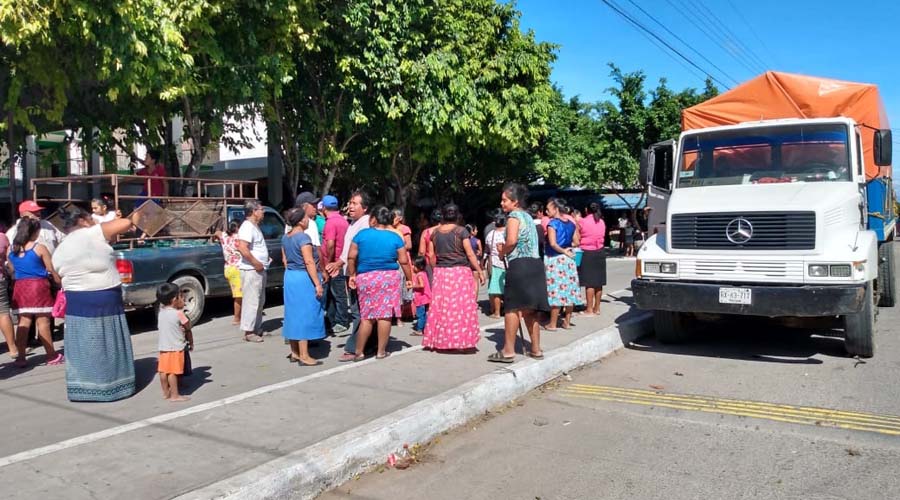 Padres de familia secuestran camión con desayunos escolares | El Imparcial de Oaxaca