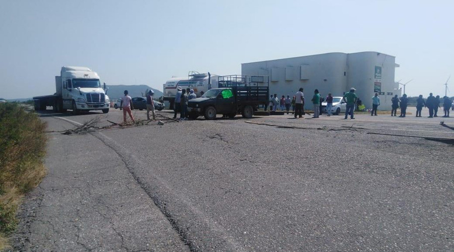Bloquean supercarretera en La Ventosa, para exigir indemnización laboral | El Imparcial de Oaxaca