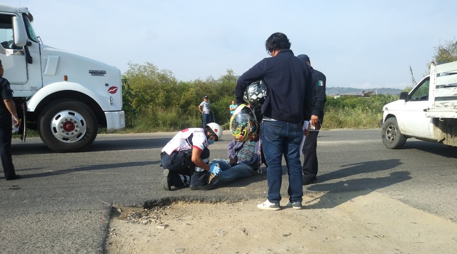 Motociclista se estampa contra una camioneta