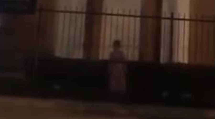 Video: Captan a niña fantasma afuera de una iglesia | El Imparcial de Oaxaca