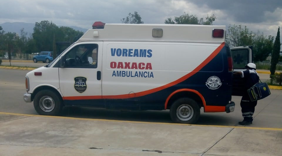 Mototaxi vuelca al chocar contra moto